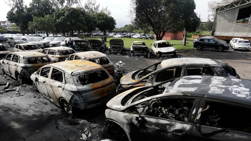 El concesionario de carros donde se estrellaron dos helicópteros y cayeron al suelo en Río de...