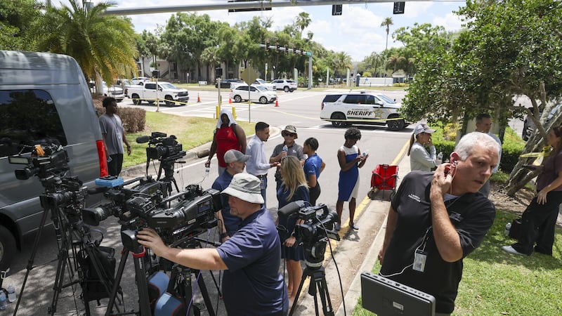Periodistas cubren a la policía que investiga en Lake Forest, Tampa, Florida, el 24 de abril...