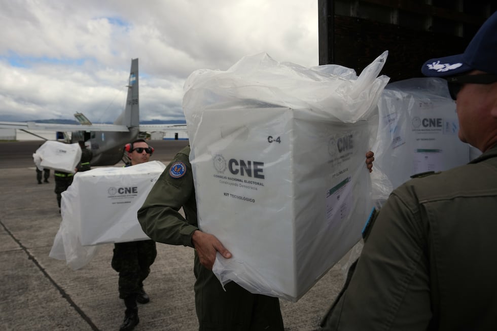 Soldados transportan urnas desde centros de votación rurales en el aeropuerto de Tegucigalpa,...