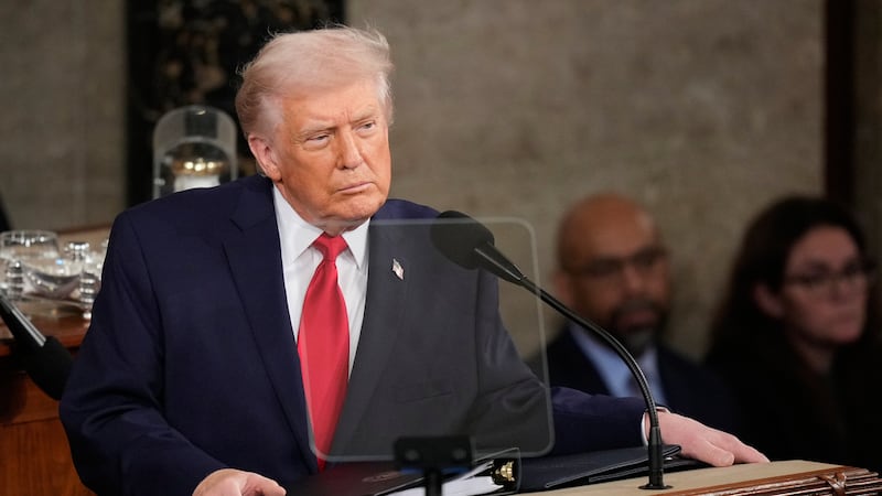 El presidente Donald Trump pronuncia su discurso del Estado de la Unión ante una sesión...