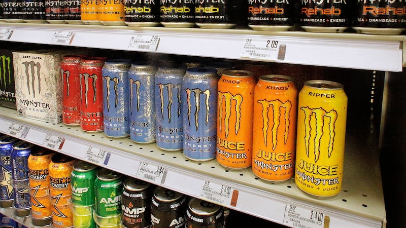 Un anaquel de supermercado muestra bebidas energéticas en una foto del 18 de mayo de 2016, en...