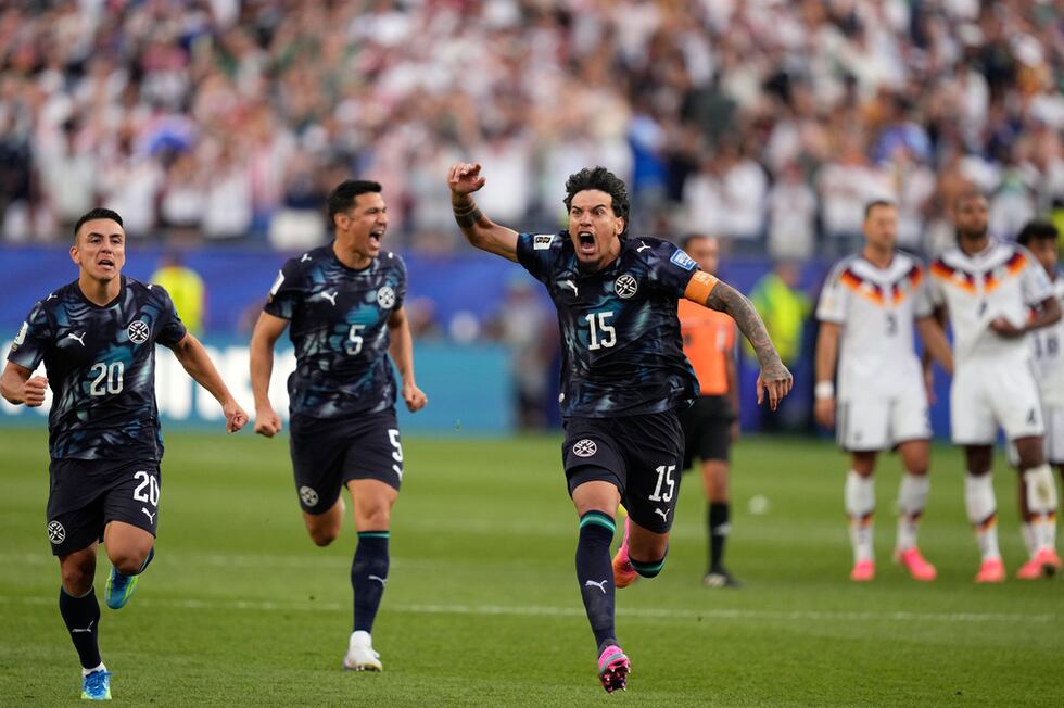 Gustavo Gómez, de la selección de Paraguay, festeja la victoria sobre Alemania, por penales en...