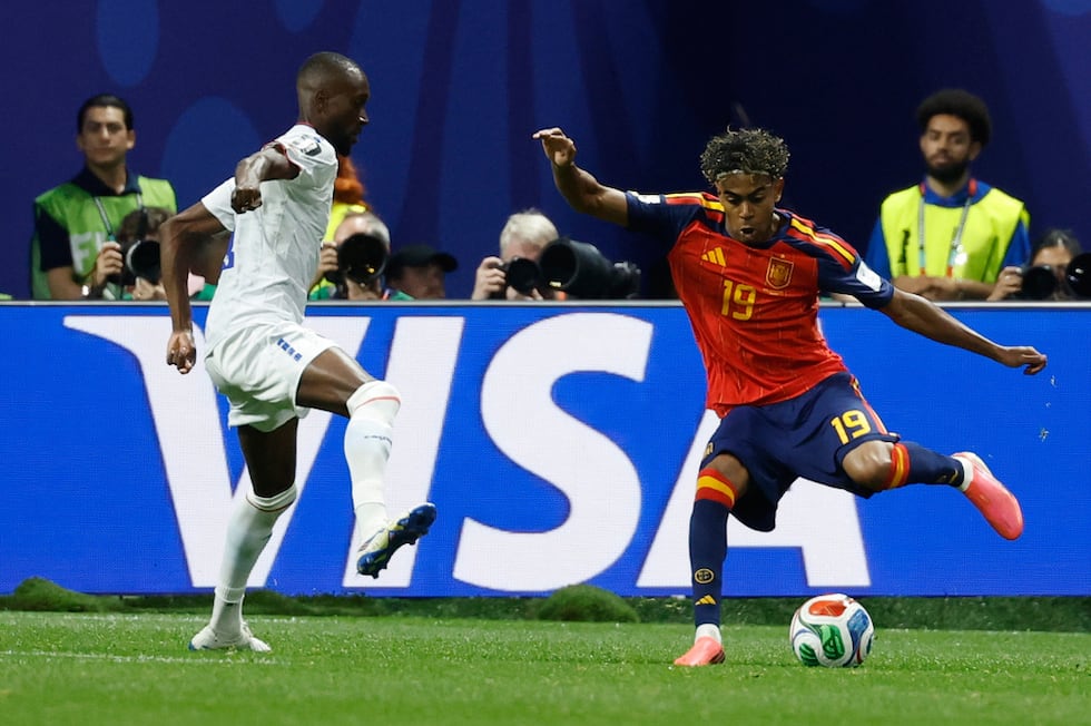 Willy Semedo de Cabo Verde marca al español Lamine Yamal durante el partido del Grupo H del...