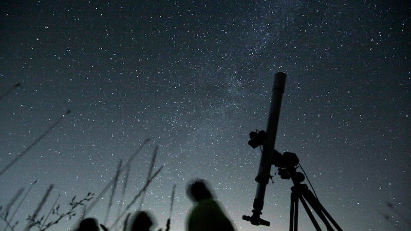 Gente mira al cielo desde un observatorio cerca del pueblo de Avren, Bulgaria, 12 de agosto de...