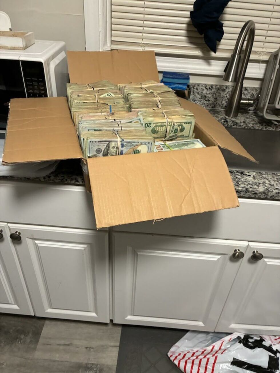 El FBI publicó estas fotografías del hallazgo de un cargamento de drogas y dinero en efectivo.