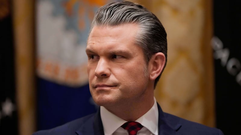 El secretario de Defensa de Estados Unidos, Pete Hegseth escucha hablar al presidente Donald...