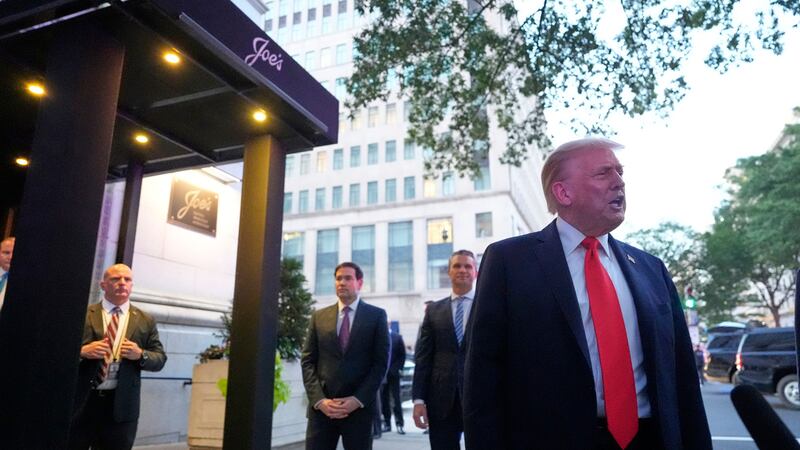 Manifestantes interrumpen una cena de Trump