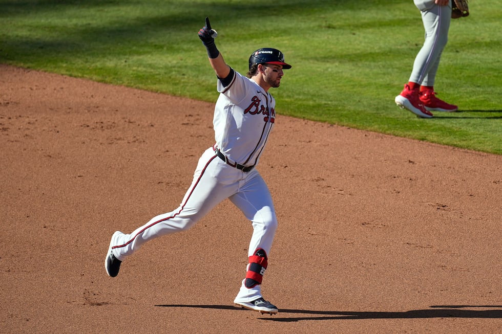 Austin Riley de los Bravos de Atlanta celebra su jonrón de tres carreras en la octava entrada...