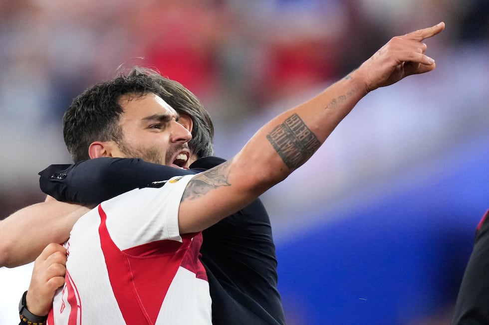 Kaan Ayhan, de la selección de Turquía, celebra tras marcar el tanto de la victoria sobre...