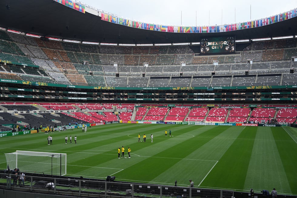 La selección de Sudáfrica reconoce la cancha del Estadio Azteca el miércoles 10 de junio de...