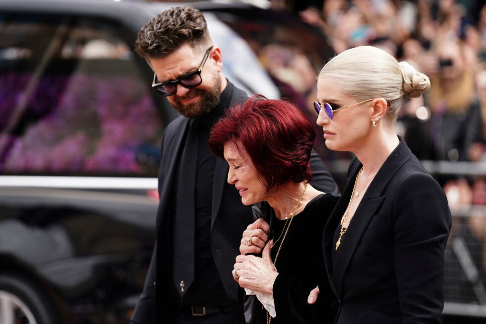 La familia de Ozzy Osbourne de izquierda a derecha: Jack Osbourne (hijo), Sharon Osbourne...