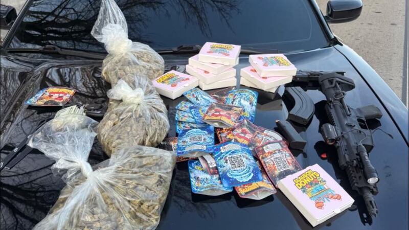 Detienen a conductor por usar el celular y le hallan cargamento ilegal.