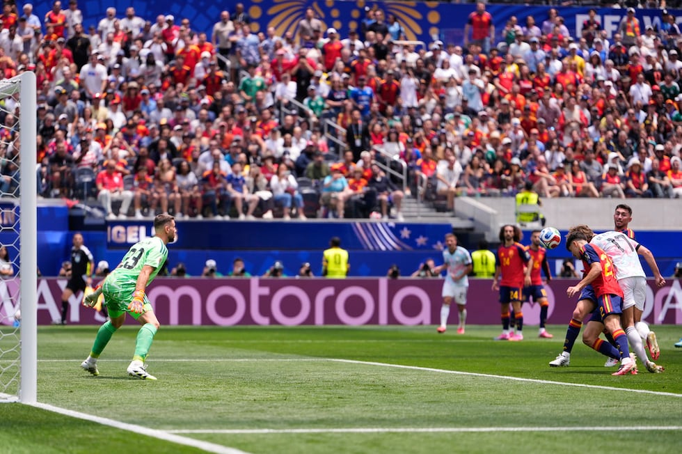Charles de Ketelaere (derecha), de la selección de Bélgica, anota ante el zaguero Pau Cubarsi...