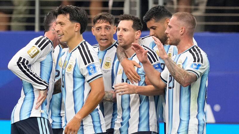 Lionel Messi celebra tras anotar un gol para Argentina en el partido contra Austria en el...