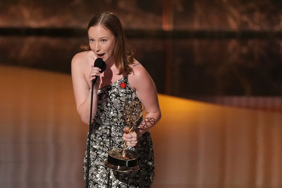 Hannah Einbinder acepta el premio a la mejor actriz de reparto en una serie de comedia por...