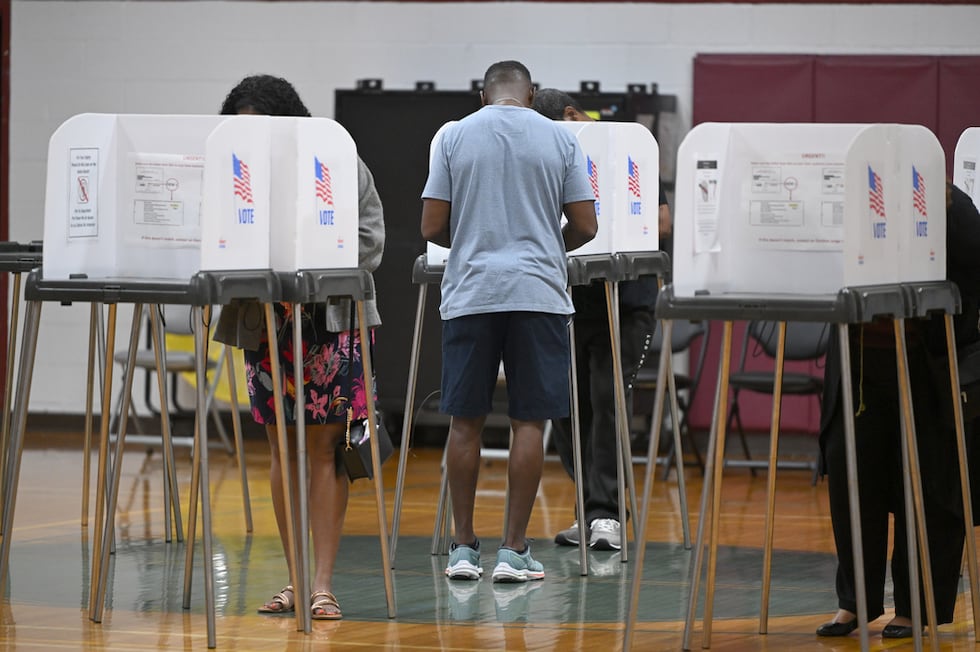 Varias personas emiten su voto en el Centro Comunitario de Upper Marlboro el martes 23 de...