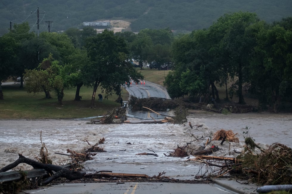 Inundaciones bloquean la calle G a lo largo del río Guadalupe el jueves 16 de julio de 2026,...