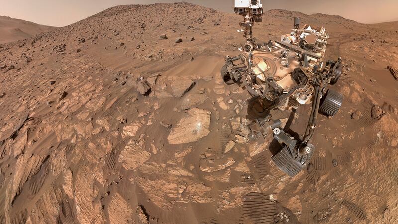 Esta imagen proporcionada por la NASA muestra al rover Perseverance Mars de la NASA tomándose...