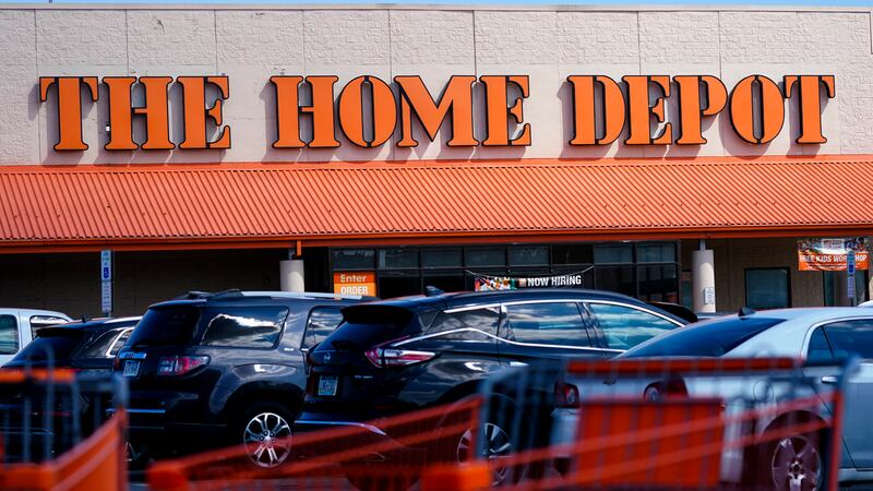 ARCHIVO - Carros de compras estacionados afuera de un Home Depot en Filadelfia el 21 de...