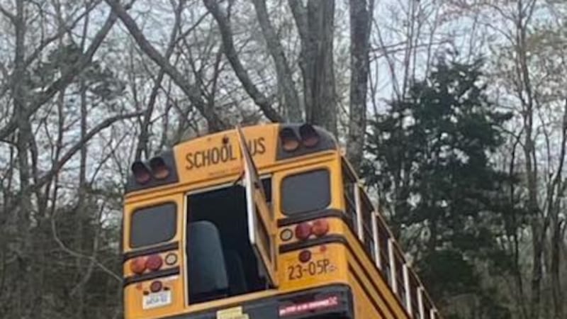 Al menos un muerto y varios gravemente heridos tras accidente de autobús escolar en Tennessee