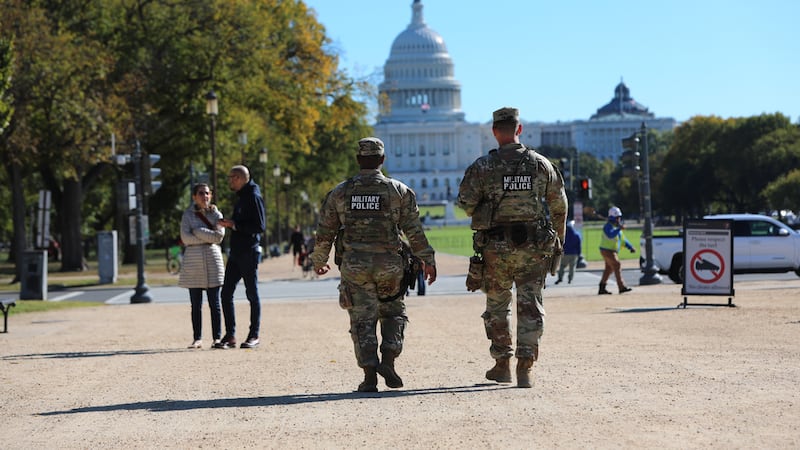 Soldados de la Guardia Nacional caminan cerca del Capitolio de Estados Unidos, en Washington,...
