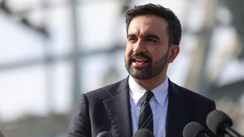 ARCHIVO - El alcalde electo de la ciudad de Nueva York, Zohran Mamdani, habla durante una...