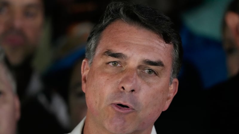 El candidato opositor a la presidencia de Brasil, el senador Flávio Bolsonaro, habla tras el...