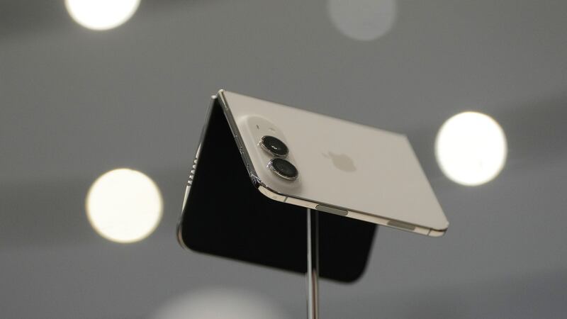 El iPhone Duo es exhibido durante el anuncio de nuevos productos el miércoles 9 de septiembre...