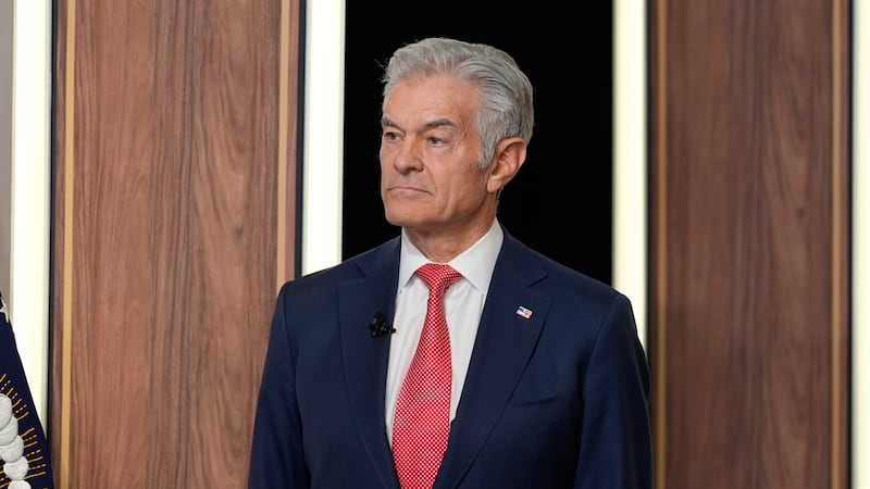 El administrador de los Centros de Medicare & Medicaid, el doctor Mehmet Oz, escucha mientras...