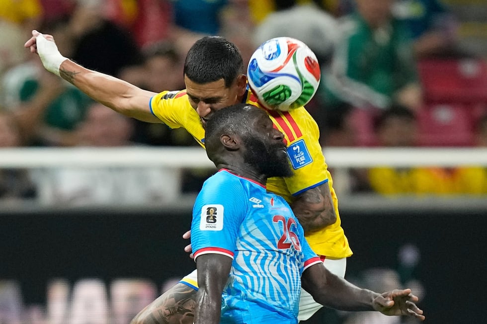 Arthur Masuaku, de República Democrática del Congo, disputa un balón con Daniel Muñoz, de...