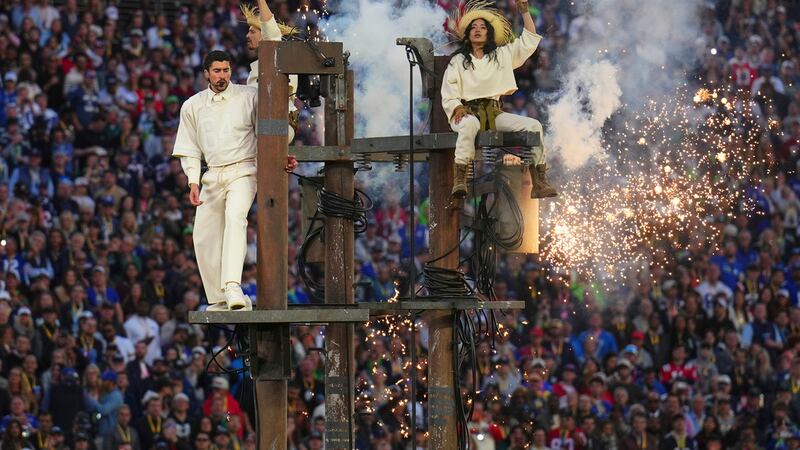 Bad Bunny, izquierda, durante su presentación en el espectáculo de medio tiempo del Super Bowl...