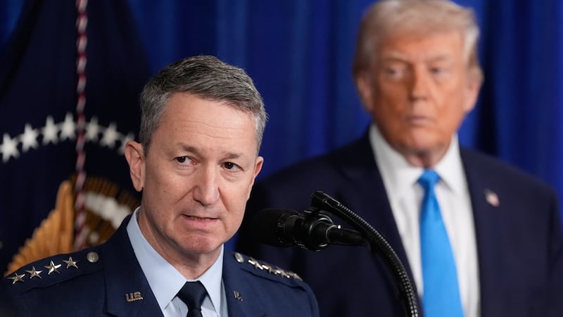 El presidente Donald Trump escucha al jefe del Estado Mayor Conjunto, general Dan Caine, en...