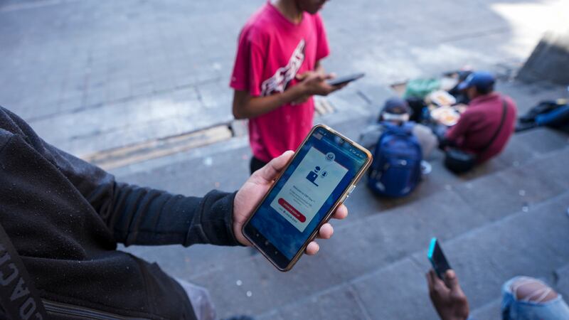 Inmigración investiga redes sociales de solicitantes de beneficios. ¿Es eso nuevo?