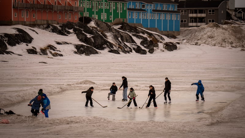ARCHIVO – Un grupo de niños juega sobre una superficie helada en Nuuk, Groenlandia, el 16 de...
