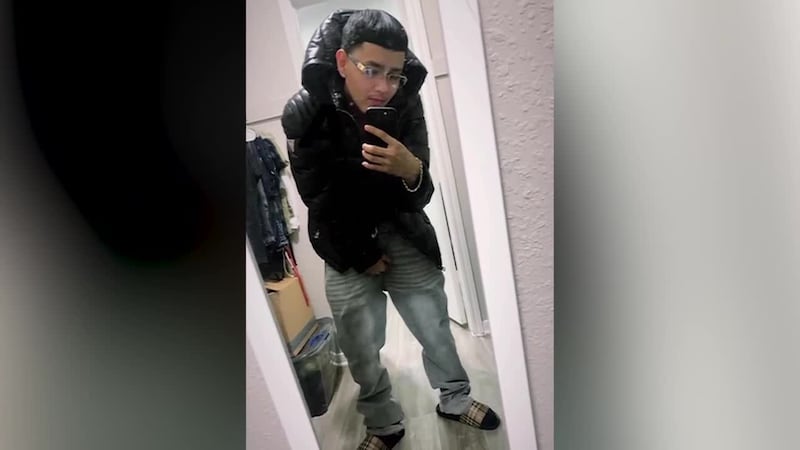 La muerte a tiros de un joven hispano en una gasolinera tiene a su madre con dolor y muchas...