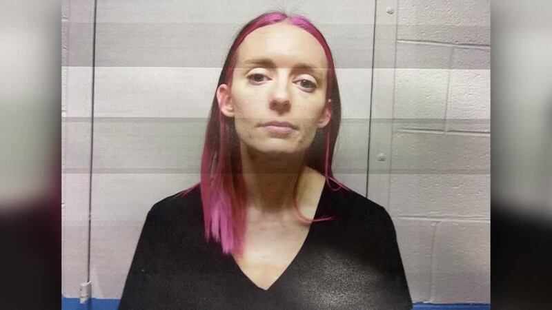 Maestra es detenida por supuestamente llevar drogas a la escuela en Tennessee