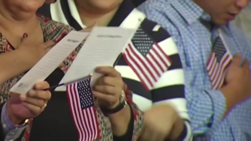 Gobierno de Trump acelera esfuerzos quitarle la ciudadanía a inmigrantes naturalizados. Busca...