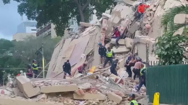 Vista de un edificio colapsado tras el terromoto de 7.1 en Caracas, Venezuela, el 24 de junio...