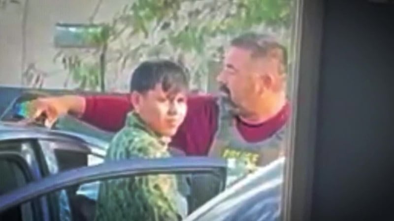 Testigos graban redada en la que arrestan a joven de 19 años justo al llegar a su trabajo....