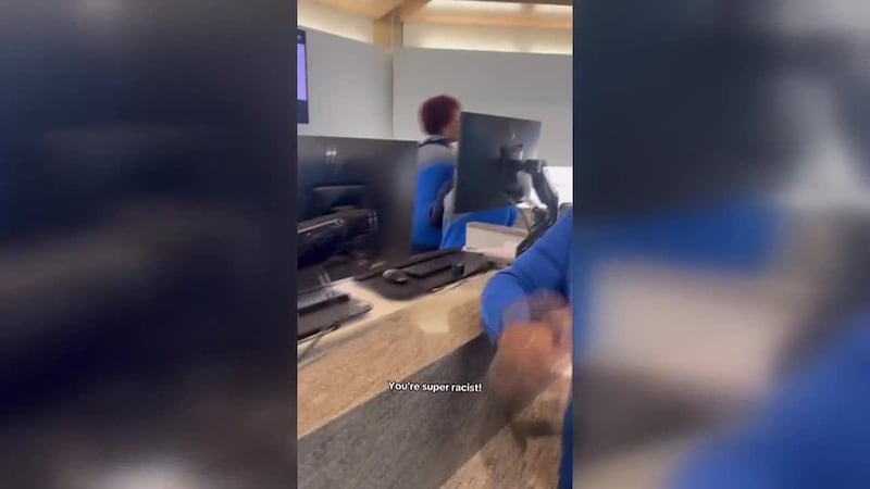 Una familia denunció que una empleada de una aerolínea presuntamente los amenazó con llamar a...