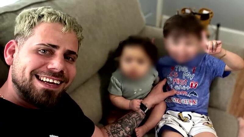 Desde un centro de detención, José Hidalgo, de 32 años, lleva seis meses esperando por un...