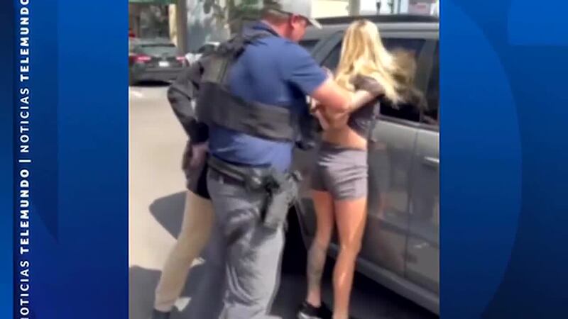 Gritos y caos se vieron en la escena de la detención de un inmigrante repartidor de comida por...