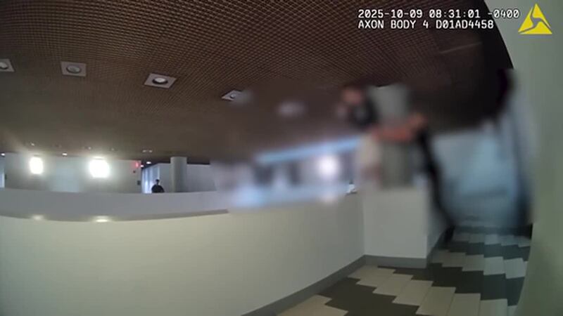 Policía hispano salva a joven que atentaba contra su vida. NOTA DEL EDITOR: Si usted o alguien...