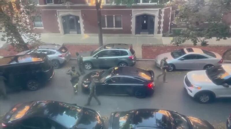 VIDEO | Sacerdote advierte a feligreses justo antes de salir de la iglesia: "La migra está en...