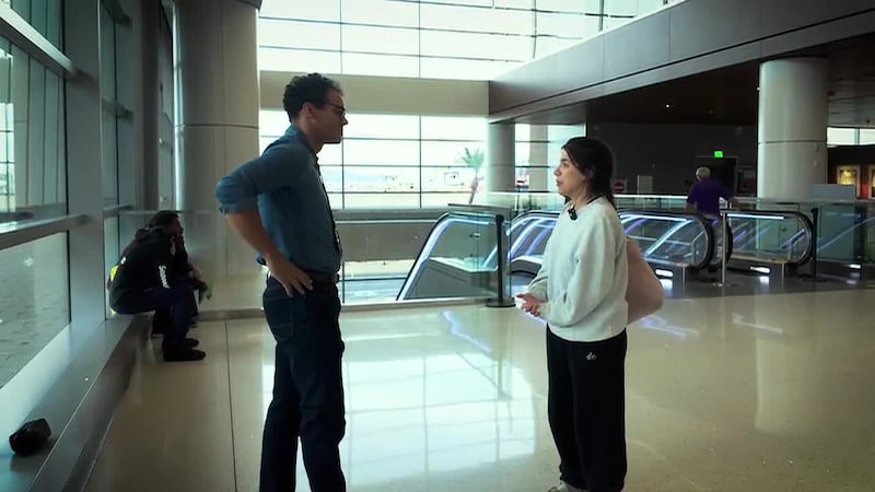 Migrante cuenta su experiencia tras detención en aeropuerto a pocas horas de haber sido...