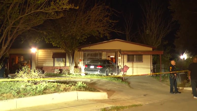 Señora de 70 años muere luego de que auto impactara contra su casa mientras ella estaba...