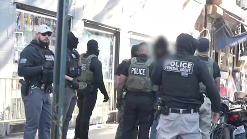 Policía decomisa mercancía de vendedores ambulantes que creen eran imitaciones de marcas...