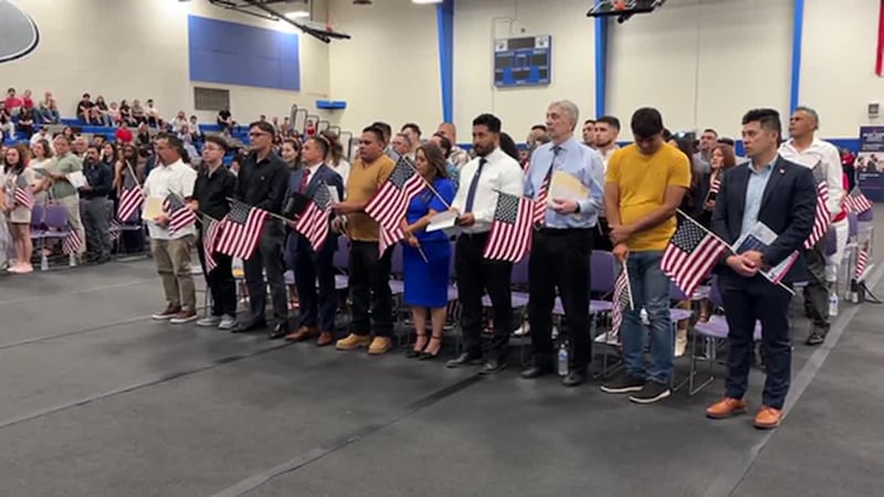 Inmigrantes ven cómo sus solicitudes ante USCIS quedan canceladas, incluyendo ceremonias de...